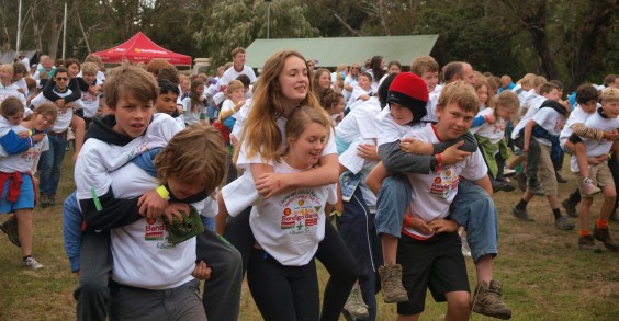 The world&#039;s largest piggyback race had HOW many people?