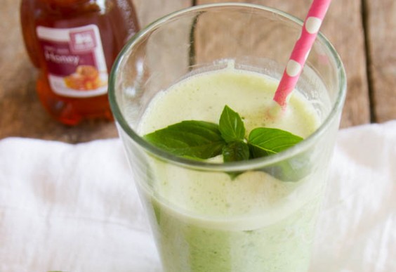 Spinach and Basil Smoothie - 37 SPINAZIE SMOOTHIES LEKKERE GROENE SMOOTHIES RECEPTEN OM ZELF TE MAKEN