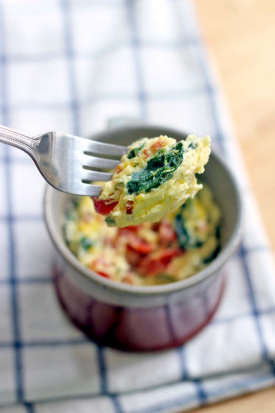 Quick Healthy Breakfasts: Spinach and Cheddar Microwave Eggs